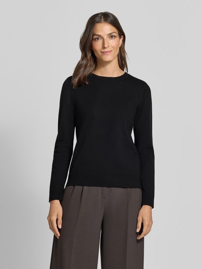 Damesmodel draagt zwarte regular fit pullover uit viscosemix model 'LT NOVEMBER' van Betty Barclay, vooraanzicht bovenlichaam.