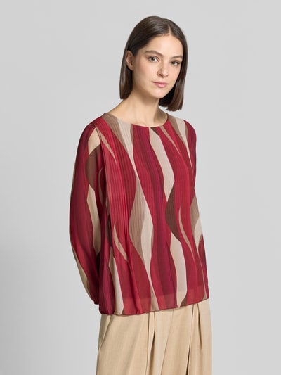 Frauenmodel trägt Bluse mit Plisseefalten Modell 'Re44ynaa' von ZABAIONE in Rot-Beige mit Rundhalsausschnitt, Chiffon, Nahaufnahme Oberkörper.