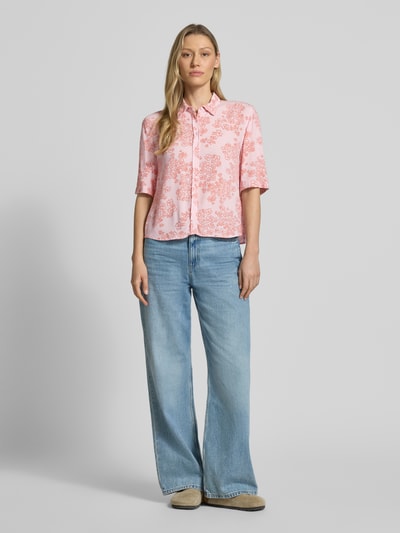 Frauenmodel trägt Regular Fit Hemdbluse aus reiner Viskose von JAKE*S STUDIO WOMAN mit floraler Allover-Print, Hemdblusenkragen, Halbarm, durchgängiger Knopfleiste, Rückenlänge 55 cm, Ärmellänge 29 cm, Ganzkörperansicht von vorne.