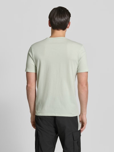 Männermodel trägt Relaxed Fit T-Shirt aus reiner Baumwolle Modell 'DULIVIO' von HUGO, Optik: Unifarben, Ganzkörperansicht Rückansicht.