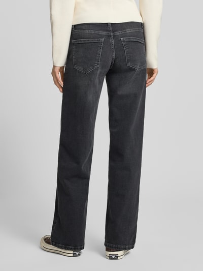 Männermodel trägt Wide Leg Jeans aus Baumwoll-Mix Modell 'JUDY' von Only, denim, unifarben, 5 kieszeni, niska talia, łatka z logo, widok całej sylwetki z tyłu.