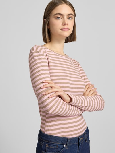 Frauenmodel trägt Slim Fit Langarmshirt aus Baumwoll-Mix von Pieces, rosa-beige gestreift, Rippstrick, Rundhals, Nahaufnahme Oberkörper.