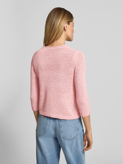 Frauenmodel trägt Strickpullover mit Rundhalsausschnitt und 3/4-Arm von Betty Barclay in Rosa, Regular-Fit, Rückenansicht, Nahaufnahme Oberkörper, Rollsaum, gerippte Ärmelabschlüsse, Rückenlänge bei Größe 36: 50 cm, Ärmellänge 46 cm.