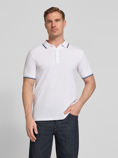 Männermodel trägt Relaxed Fit Poloshirt mit Kontraststreifen von Lindbergh aus Reine Baumwolle, Knopfleiste, Label-Stitching, weiß, Ganzkörperansicht von vorne. Rückenlänge bei Größe M: 67 cm.