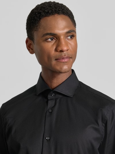 Mannelijk model draagt Regular Fit Businesshemd uit puur katoen van BOSS met look: effen, overhemdkraag en enkele knoopsluiting. Nahaufnahme bovenlichaam.