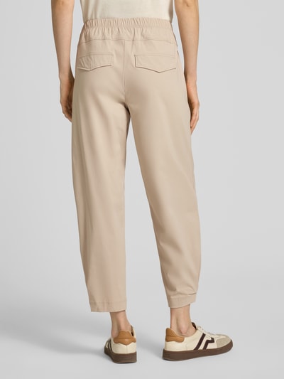 Frauenmodel trägt Hose mit elastischem Bund Modell 'Rachell' von STEHMANN in Beige, Barrel Fit, Viskose-Mix, Ganzkörperansicht Rückansicht.