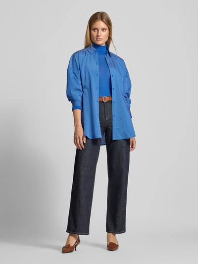 Vrouwenmodel draagt overhemdblouse in koningsblauw met doorlopende knoopsluiting, Overhemdkraag, mix van viscose en lyocell, oversized fit, Style Icon Collection, Ganzkörperansicht von voren.