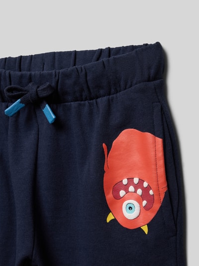Produktfoto, Straight Fit Shorts mit Motiv-Print von Blue Seven aus Reine Baumwolle, Dunkelblau mit rotem Motiv, Eingrifftaschen, Elastischer Bund mit Tunnelzug, Bundweite bei Größe 116: 28 cm, Innenbeinlänge bei Größe 116: 12 cm, strukturierte Textur