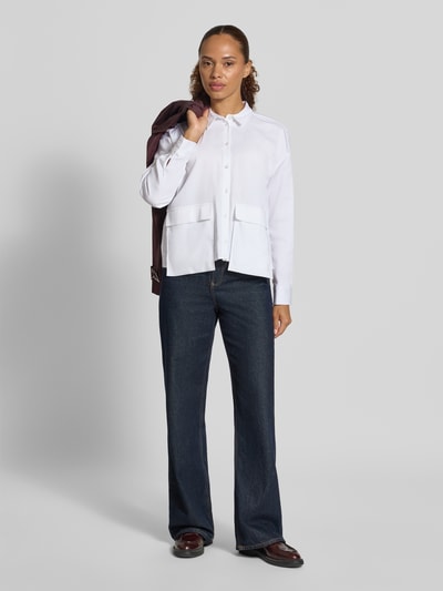 Vrouwenmodel draagt Regular Fit overhemdblouse uit katoenmix van Smith and Soul, wit, opgestikte zakken, overhemdkraag, met lange mouwen, ruglengte maat S: 54 cm, mouwlengte maat S: 55 cm, effen design, volledig lichaamsaanzicht voorkant.