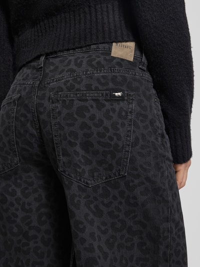 Frauenmodel trägt Wide Fit Jeans mit Allover-Animal-Print Modell 'Medley' von Mustang, dunkler Animal-Print, 5-Pocket, Nahaufnahme Rückansicht.