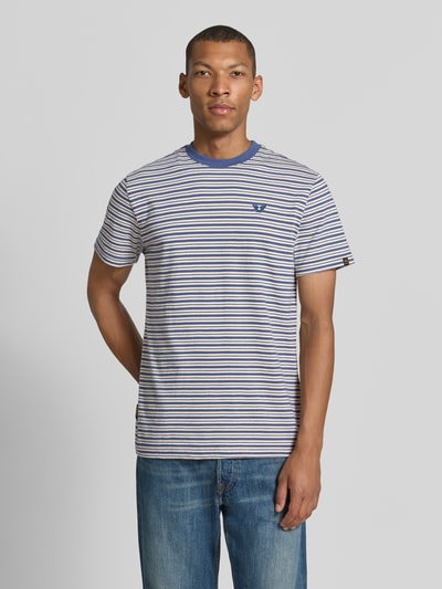 Männermodel trägt T-Shirt im Allover-Look mit Rundhalsausschnitt von PME Legend in Weiß-Blau, reine Baumwolle, Regular Fit, Nahaufnahme Oberkörper.