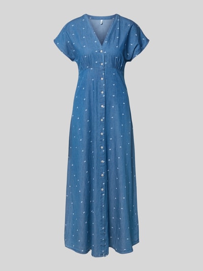 Produktfoto, tailliertes Jeanskleid aus reiner Baumwolle Modell 'NOVA AZURE' von Only, niebieski denim, długość midi, wzór allover, V-dekolt, krótki rękaw, bawełna