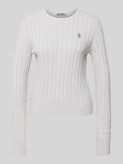 Produktfoto, Strickpullover mit Zopfmuster und Label-Stitching von REVIEW in Hellgrau, Baumwoll-Mix, Regular-Fit, Rundhalsausschnitt.