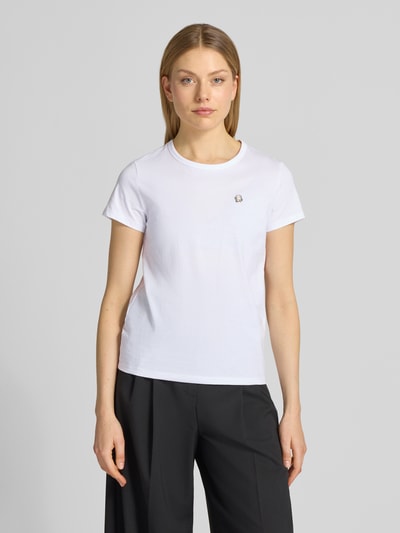 Frauenmodel trägt Regular Fit T-Shirt aus reiner Baumwolle Modell 'Eventsa11' von BOSS in Unifarbe mit Label Stitching, Ganzkörperansicht von vorne