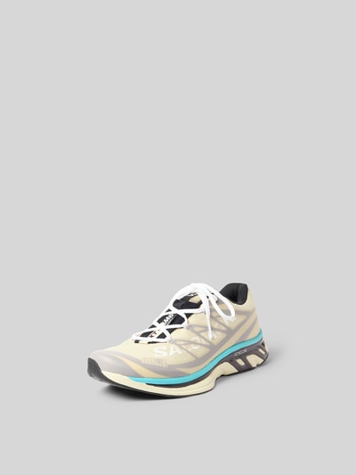 Produktfoto, Sneaker mit Kontrastbesatz von MM6 Maison Margiela in Creme mit blauen und schwarzen Details, strukturierte Sohle, abgerundete Form, Label-Details, Größenangaben und Schnürverschluss.