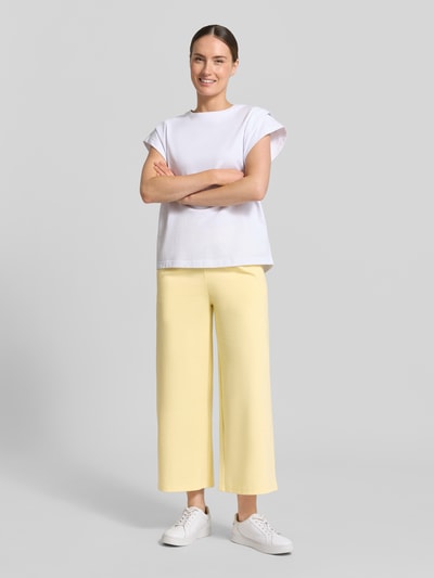 Frauenmodel trägt Culotte mit elastischem Bund Modell 'Kate' von ICHI im Wide-Fit aus Material-Mix mit Viskose-Anteil, Ganzkörperansicht von vorne.