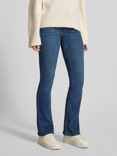 Frauenmodel trägt Bootcut Jeans im 5-Pocket-Design Modell 'ONLBLUSH' von ONLY, blaue Baumwollmischung mit Stretch-Anteil, Ganzkörperansicht von vorne.