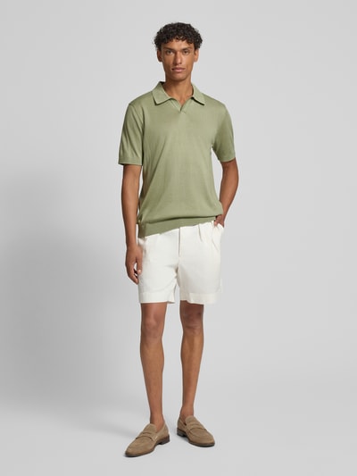Męskilmodel nosi Slim Fit Poloshirt aus Lyocell-Baumwoll-Mix von OLYMP Level Five, zielony, krój slim fit, kołnierzyk polo, z krótkim rękawem, długość tyłu w rozmiarze M: 68 cm, całopostaciowy widok z przodu