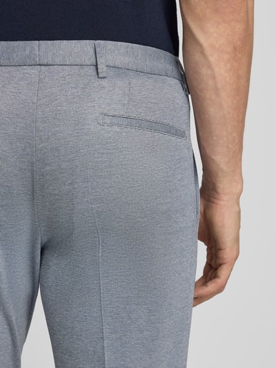 Männermodel trägt Extra Slim Fit Anzug in Unifarbenes-Design von Roy Robson, Viskose-Mix mit Stretch-Anteil, Detailaufnahme Rückansicht.