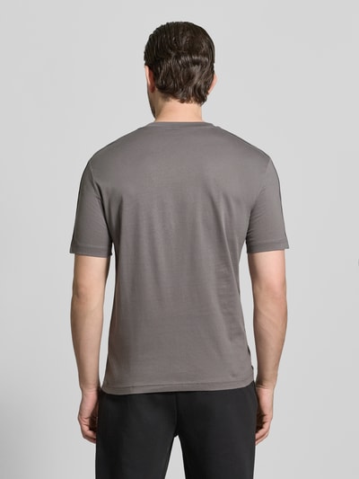 Męski model nosi Regular Fit T-Shirt mit Logo-Patch od EA7 Emporio Armani, bawełna, okrągły dekolt, długość tyłu w rozmiarze M: 52 cm, pełny widok z tyłu
