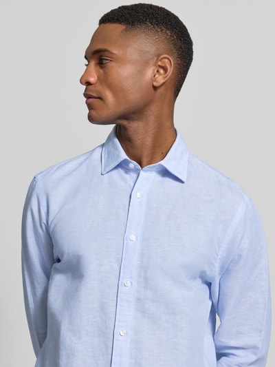 Mannelijk model draagt slim fit business-hemd uit mix van katoen en linnen van Jake*s met kentkraag en lange mouwen, nahaufnahme bovenlichaam.