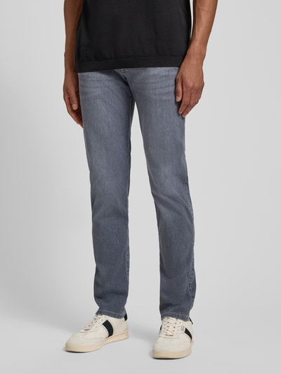 Männermodel trägt Regular Fit Jeans mit Eingrifftaschen von bugatti, dezenter Blauton, Baumwoll-Mix, stretchig, Nahaufnahme Unterkörper.