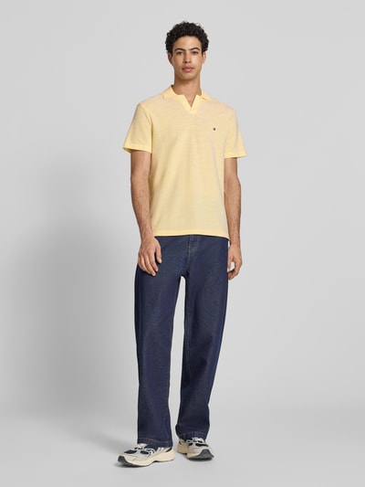 Männermodel trägt Regular Fit poloshirt uit puur katoen van Tommy Hilfiger, melangelook, gestikt logo, polokraag, V-hals, korte mouw, Ganzkörperansicht van voren.