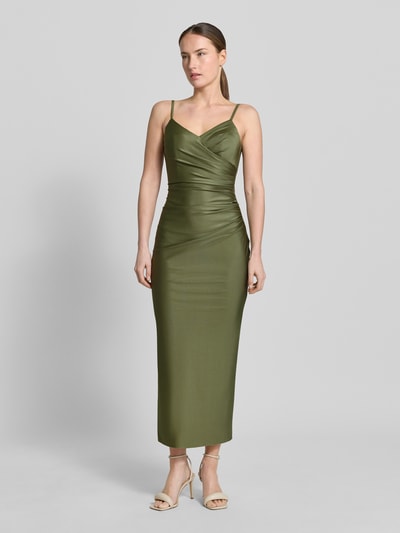Frauenmodel trägt Cocktailkleid mit Spaghettiträgern und V-Ausschnitt von TROYDEN COLLECTION in Olivgrün, Satin, Körpernaher-Schnitt, Midikleid, Rückseitiger V-Ausschnitt, Rückenreißverschluss, Ganzkörperansicht von vorne.