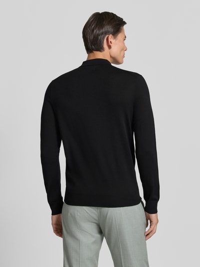 Männermodel trägt Regular Fit Pullover aus reiner Wolle von Polo Ralph Lauren in Schwarz mit glatter Textur, Ganzkörperansicht Rückansicht.