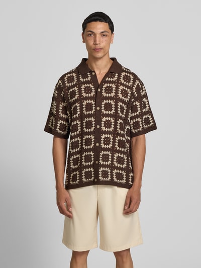 Männermodel trägt Regular Fit Freizeithemd im Allover-Look Modell 'FABIAN' von Redefined Rebel in Braun mit Knopfleiste, Ganzkörperansicht von vorne. Rückenlänge bei Größe M: 70 cm, Schulterbreite: 43 cm, Ärmellänge: 28 cm, Polokragen.