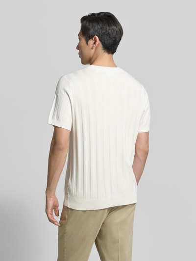Männermodel trägt Strickshirt aus Viskose-Mix mit Rundhalsausschnitt von Lindbergh in Ripp-Optik, Regular-Fit, beige, Ganzkörperansicht Rückansicht. Rückenlänge bei Größe M: 69 cm, Ärmellänge bei Größe M: 24 cm.