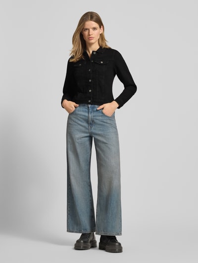 Frauenmodel trägt Regular Fit Jeansjacke aus Baumwoll-Mix Modell 'WONDER' von Only, efekt: jednolity kolor, krój regular fit, wykładany kołnierz, listwa guzikowa, szwy, pas na plecach, karczek, długi rękaw, mankiet, kieszenie na piersi, wpuszczane kieszenie, wykończenie materiału: denim, materiał: mieszanka bawełny, Ganzkörperansicht von vorne.