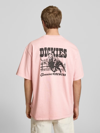 Männermodel trägt T-Shirt mit Logo und Rundhalsausschnitt von Dickies aus Reine Baumwolle, Relaxed-Fit, Modell 'BUCHTELL', Rückenlänge 72 cm, Ganzkörperansicht Rückansicht.