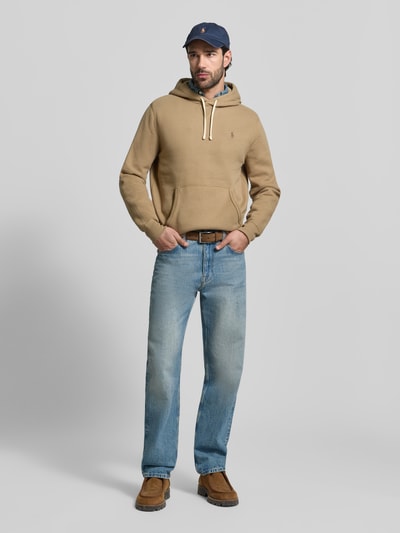 Männermodel trägt Regular Fit Hoodie aus Baumwoll-Mix von Polo Ralph Lauren in Optik: Unifarben mit Logo-Detail, Kängurutasche; Ganzkörperansicht von vorne