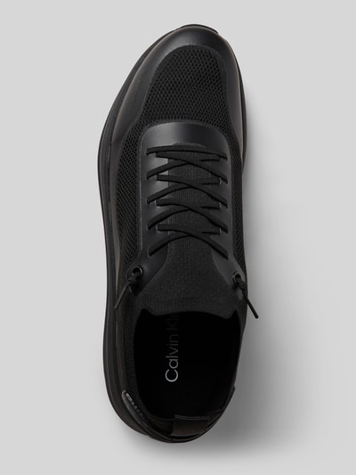 Produktfoto, Sneaker mit Schnürverschluss von Calvin Klein Jeans in Schwarz mit abgerundete Spitze, Label-Print und strukturierte Sohle, Absatzhöhe 3 cm, Schafthöhe 6 cm, Schaftweite 7 cm bei Größe 44.
