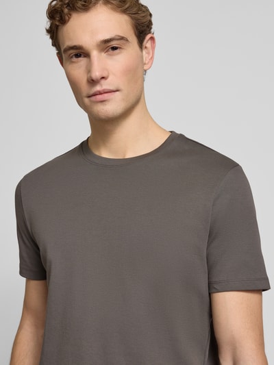 Männermodel trägt Regular Fit T-Shirt mit Rundhalsausschnitt von Christian Berg Men aus reiner Baumwolle, kurzärmelig, Nahaufnahme Oberkörper.