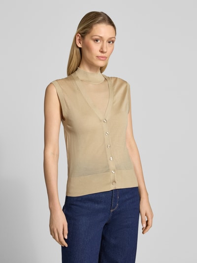 Frauenmodel trägt Slim Fit Weste aus Lyocell-Schurwoll-Mix Modell 'FUMI' von BOSS, Optik: Unifarben, Feinstrick, Ganzkörperansicht von vorne.