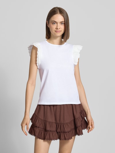 Frauenmodel trägt Regular Fit T-Shirt aus reiner Baumwolle Modell 'PANDRIA' von Pieces, unifarben, Rundhals, Jersey, Nahaufnahme Oberkörper.