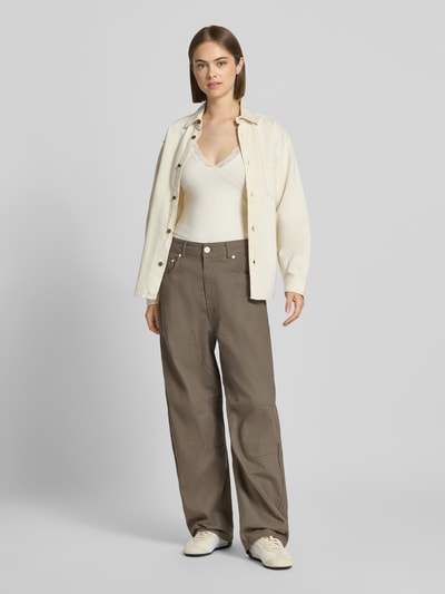 Frauenmodel trägt Barrel Fit Jeans im 5-Pocket-Design von ANOTHER COTTON LAB, reine Baumwolle, lockerer Schnitt, braun, Ganzkörperansicht von vorne.