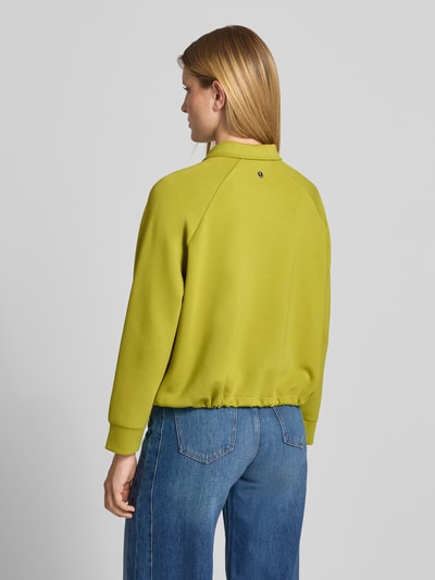 Vrouwenmodel draagt JOOP! sweatjack met Materiaalmix met modal, relaxed fit, Model 'Taimi', platte kraag, steekzakken, tunnelkoord, tweewegritssluiting. Volledige lichaamsopname achteraan.