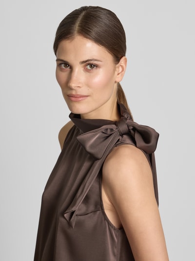 Frauenmodel trägt Blusentop aus Satin mit Spitzenbesatz Modell 'LORENZ' von Neo Noir, Schluppe, Stehkragen, Nahaufnahme Oberkörper.