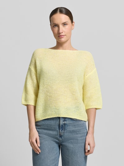 Frauenmodel trägt Relaxed Fit Strickshirt mit Alpaka-Anteil in Strick-Optik von Luisa Cerano in Hellgelb, Rundhalsausschnitt, Halbarm, elastische Abschlüsse, Material-Mix, Ganzkörperansicht von vorne.