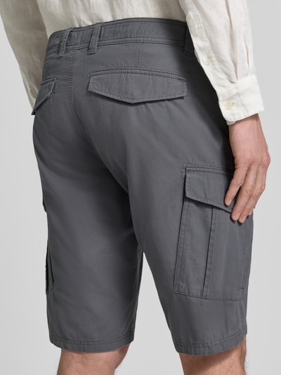 Männermodel trägt Relaxed Fit Cargoshorts aus reiner Baumwolle Modell 'FILE' von s.Oliver RED LABEL, Optik: Unifarben, Passform: Relaxed-Fit, seitliche Eingrifftaschen, Gesäßtaschen, Cargotaschen, Knopf und verdeckter Reißverschluss, Material: Reine Baumwolle, mittleres Grau, glatte Textur, Ganzkörperansicht Rückansicht.