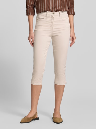 Frauenmodel trägt Skinny Fit Caprihose aus Baumwoll-Mix Modell 'LUCA' von Raphaela By Brax, Optik: Unifarben, Twill, Nahaufnahme Oberkörper bis Waden.