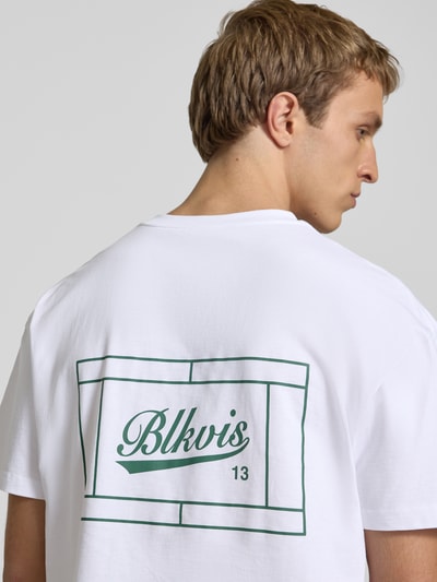 Männermodel trägt Regular Fit T-Shirt mit Logo-Print van BLKVIS, witte katoen, groene print, ronde hals, ruglengte bij maat M 67 cm, Ganzkörperansicht Rückansicht
