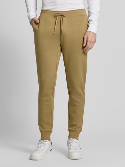 Männermodel trägt Tapered Sweatshorts aus Baumwoll-Mix von Polo Ralph Lauren, jednolity kolor, krój tapered, wyhaftowane logo, tunel, elastyczny ściągacz, boczne wpuszczane kieszenie i kieszeń z tyłu, dzianina dresowa, mieszanka bawełny, Ganzkörperansicht von vorne