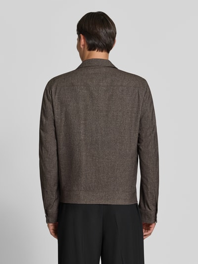 Männermodel trägt Regular Fit Jacke mit Viskose-Anteil von MCNEAL in Braun, elastisches Material, Rückenansicht, Ganzkörperansicht Rückansicht. Herren Jacke, Umlegekragen, Reißverschluss, Eingrifftaschen, Rückenlänge 66 cm, Schulterbreite 47 cm, Brustweite 55 cm, Ärmellänge 70 cm.