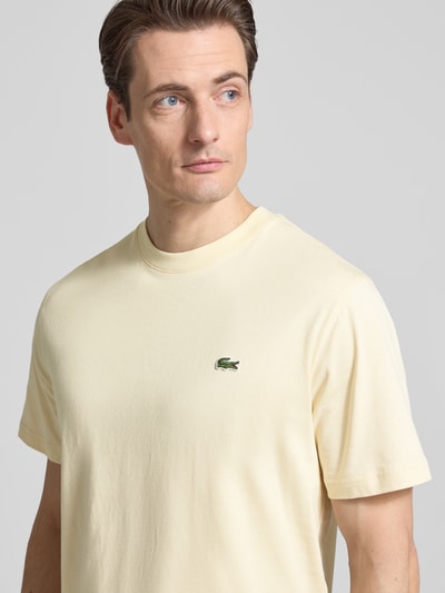 Männermodel trägt Regular Fit Poloshirt aus reiner Baumwolle von Lacoste, efekt: jednolity kolor, krój regular fit, wyhaftowane logo, okrągły dekolt, krótki rękaw, bawełna, Nahaufnahme Oberkörper.