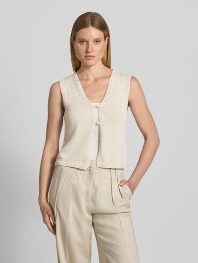 Frauenmodel trägt Strickweste mit Knopfverschluss Modell 'Grscaliva' von FREE/QUENT, Material-Mix mit Leinen-Anteil, Regular-Fit, V-Ausschnitt, Rückenlänge bei Größe S 51 cm, Beige, glatte Textur, Ganzkörperansicht von vorne.