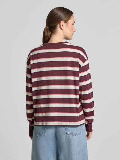 Frauenmodel trägt Regular Fit T-Shirt aus reiner Baumwolle von Jake*s Casual, Streifenmuster in Bordeaux, Creme und Braun, Ganzkörperansicht Rückansicht.
